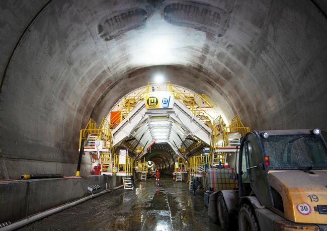 Tunnelbau unter der Stadt Zürich für die neue Fernwärmeerschliessung. 