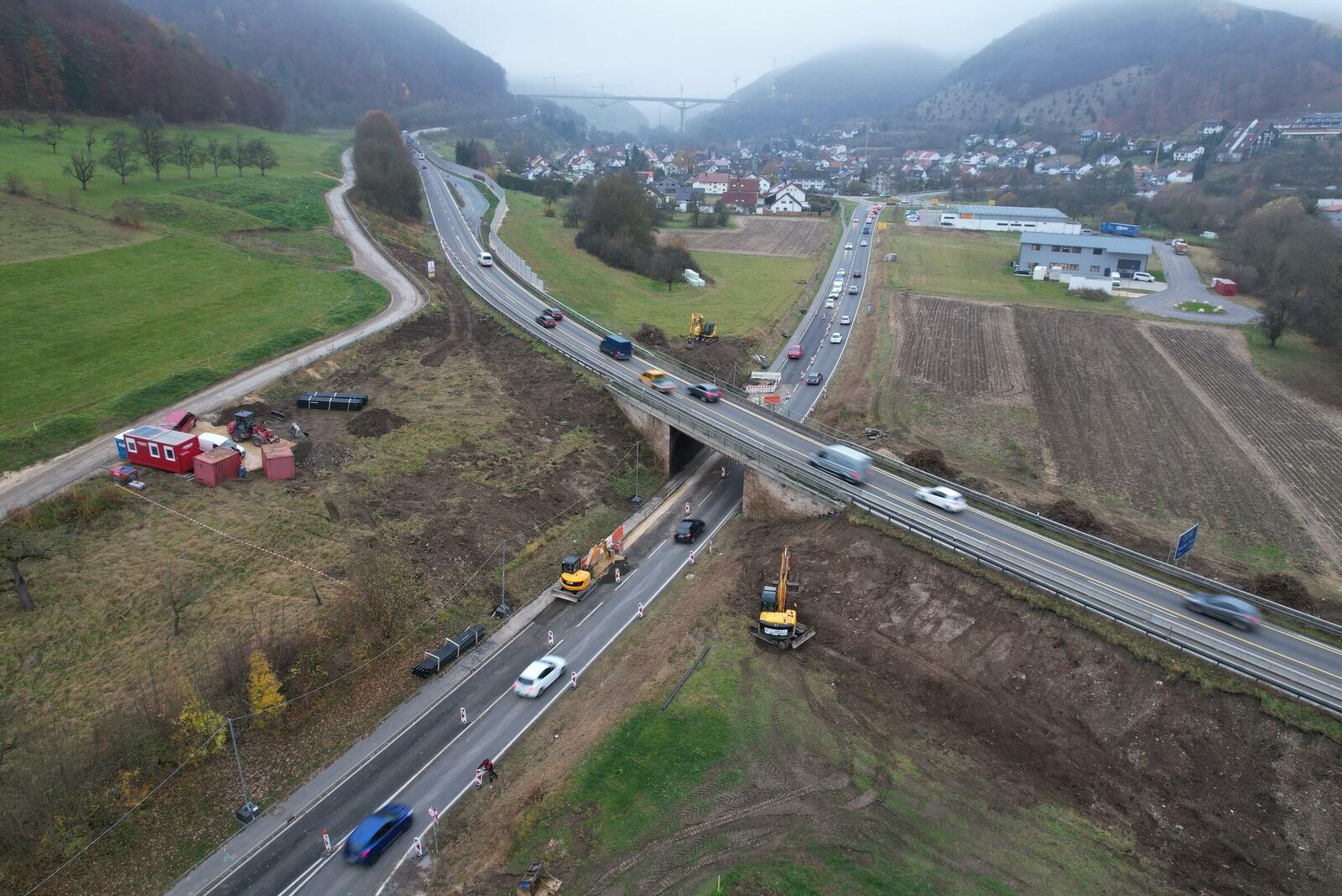 Die A 8-Brücke, Fahrtrichtung Ulm, über die B 466 wird in den nächsten rund eineinhalb Jahren durch einen Neubau ersetzt