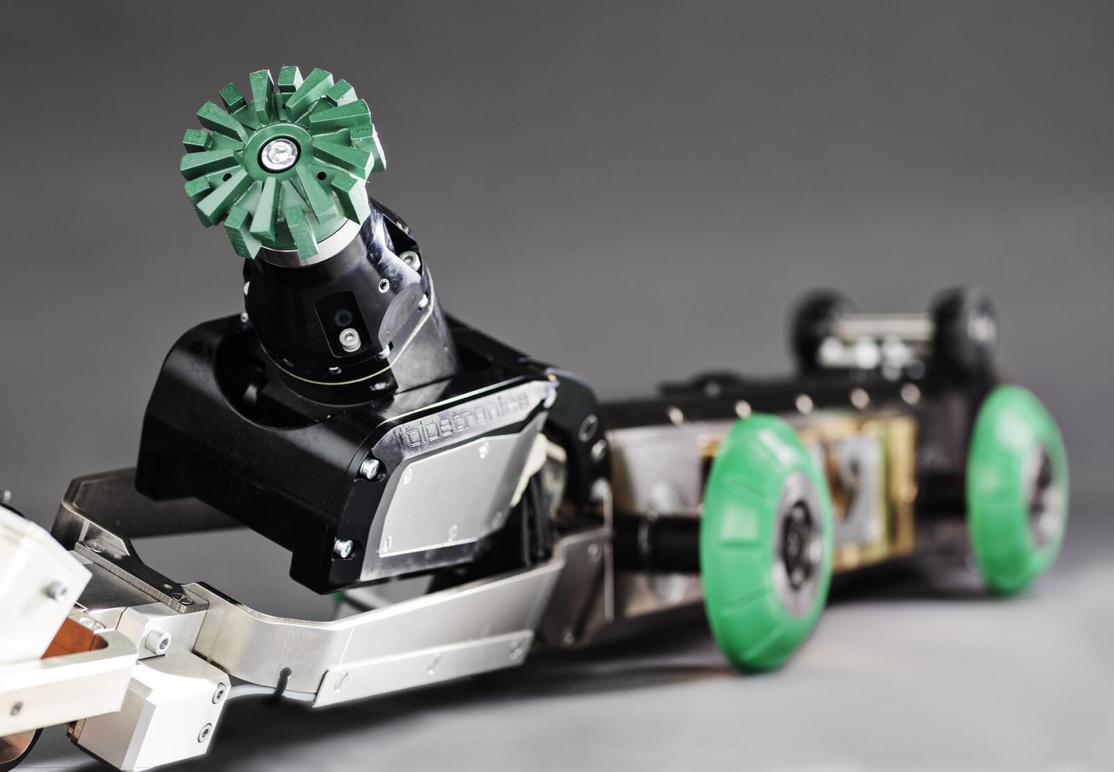 eCutter – In der grabenlosen Kanalsanierung erleichtern intelligente Robotersysteme die Arbeit im Rohr. Emissionsfrei und leise können sowohl Schäden erfasst, als auch Instandhaltungsarbeiten ausgeführt werden.