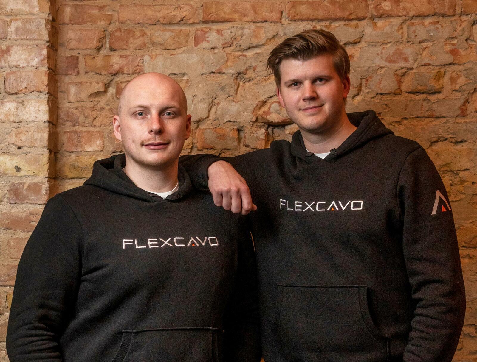 Flexcavo wurde im Sommer 2020 von Benedict Aicher (li.) und Leonhard Fricke (re.)mit dem Ziel gegründet, den Einsatz von Baumaschinen durch Softwarelösungen und innovative Technologie zu optimieren.