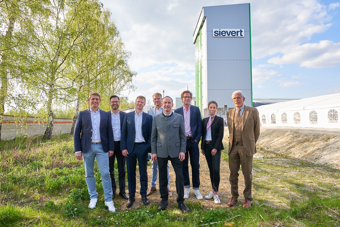 Sievert-Gesellschafter, Vorstand und Geschäftsführung sowie Mitarbeitende des Werks feierten gemeinsam mit dem Projektpartner Karl Mossandl GmbH & Co. KG, Geschäftspartnern und Kunden die Eröffnung.