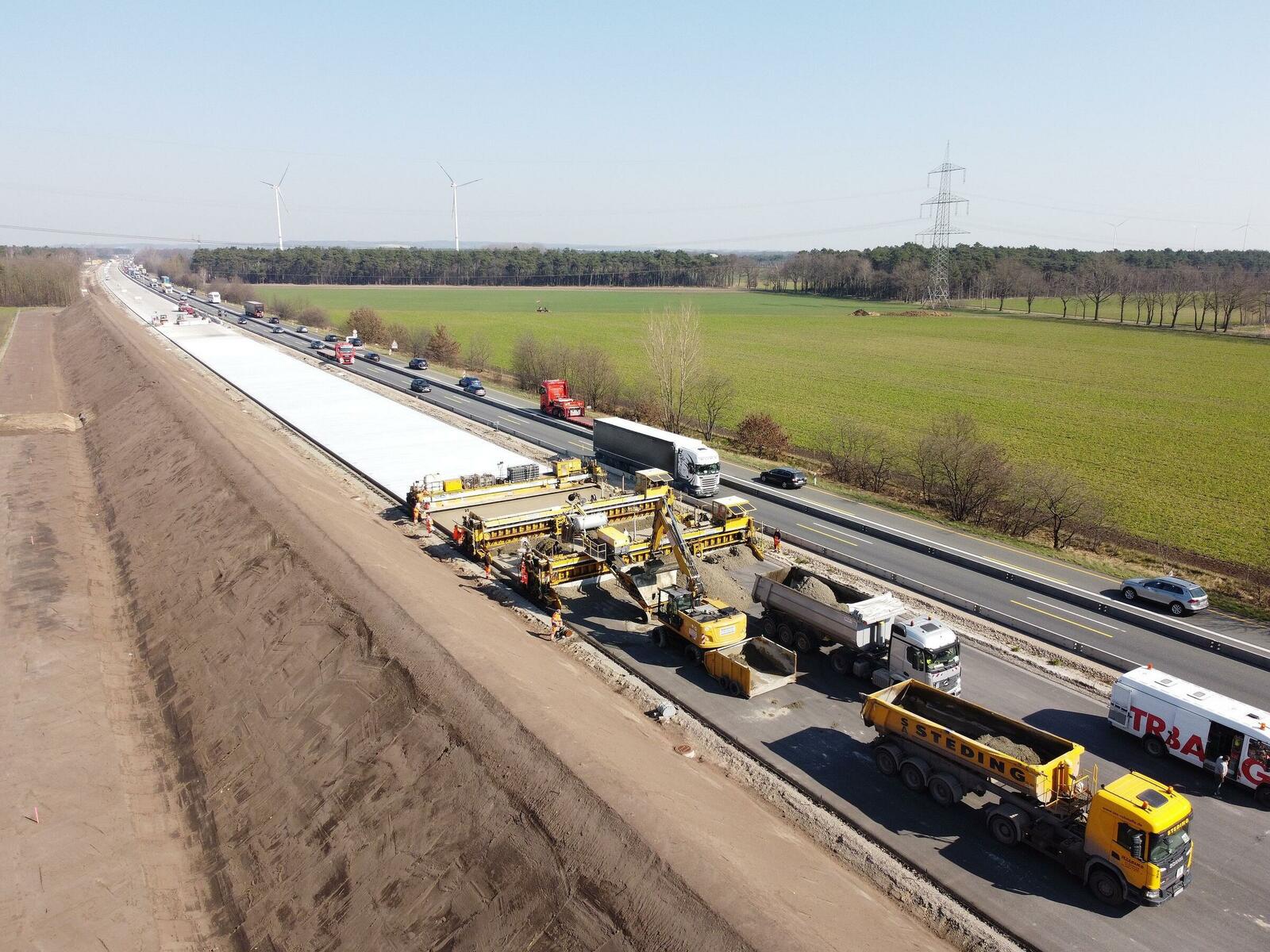 Strabag erhielt in Arbeitsgemeinschaft den Zuschlag für den sechsspurigen Ausbau der BAB 1 auf einer Strecke von knapp 30 km zwischen Lohne und Bramsche in Niedersachsen.