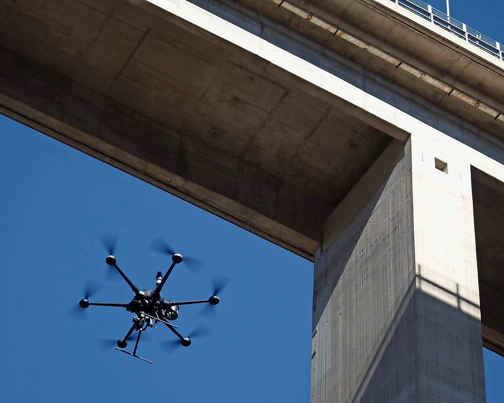 Von Kontrolle hoher Brücken bis hin zu „Aufklärungsflügen“ nach Unwettern oder Unfällen können Drohnen eingesetzt werden