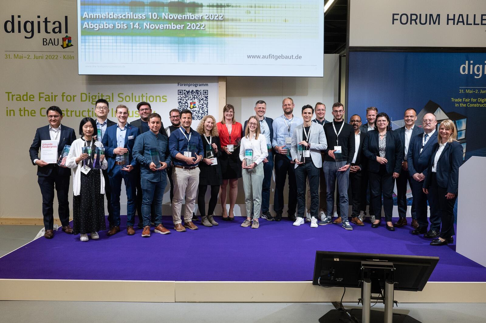 Preisträgerinnen, Preisträger und Organisatoren des Wettbewerbs „Auf IT gebaut 2022".
