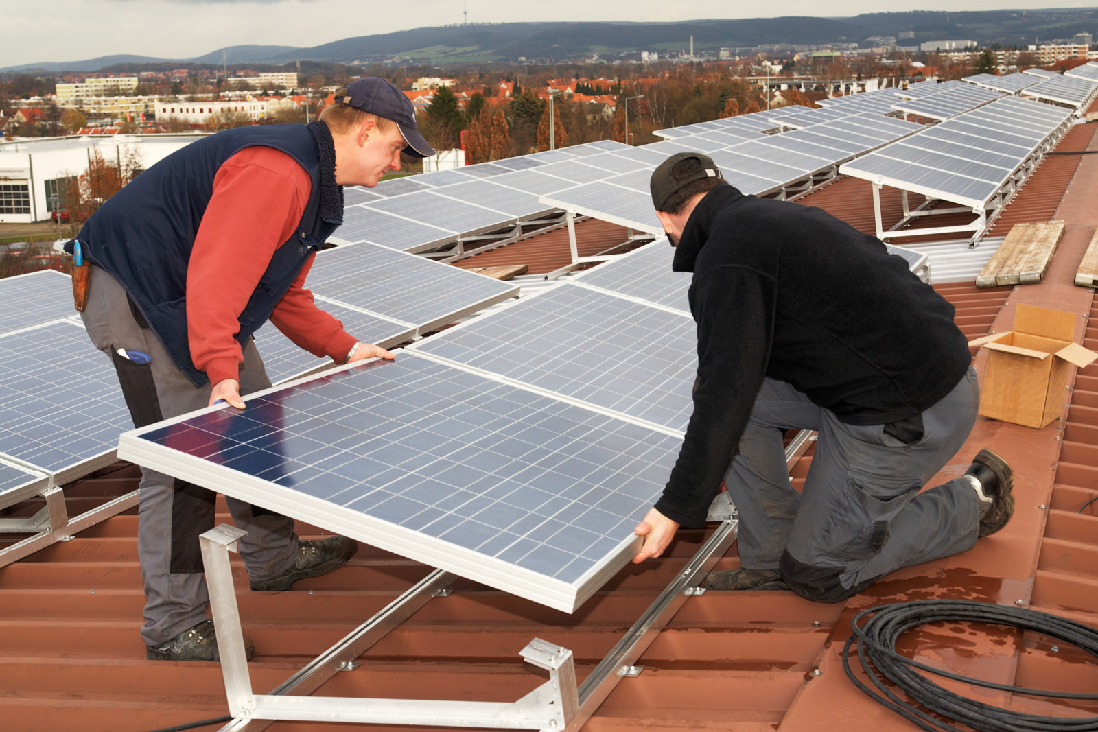 Auf immer mehr Industriedächern entstehen Solaranlagen, zugunsten der Stromrechnung.