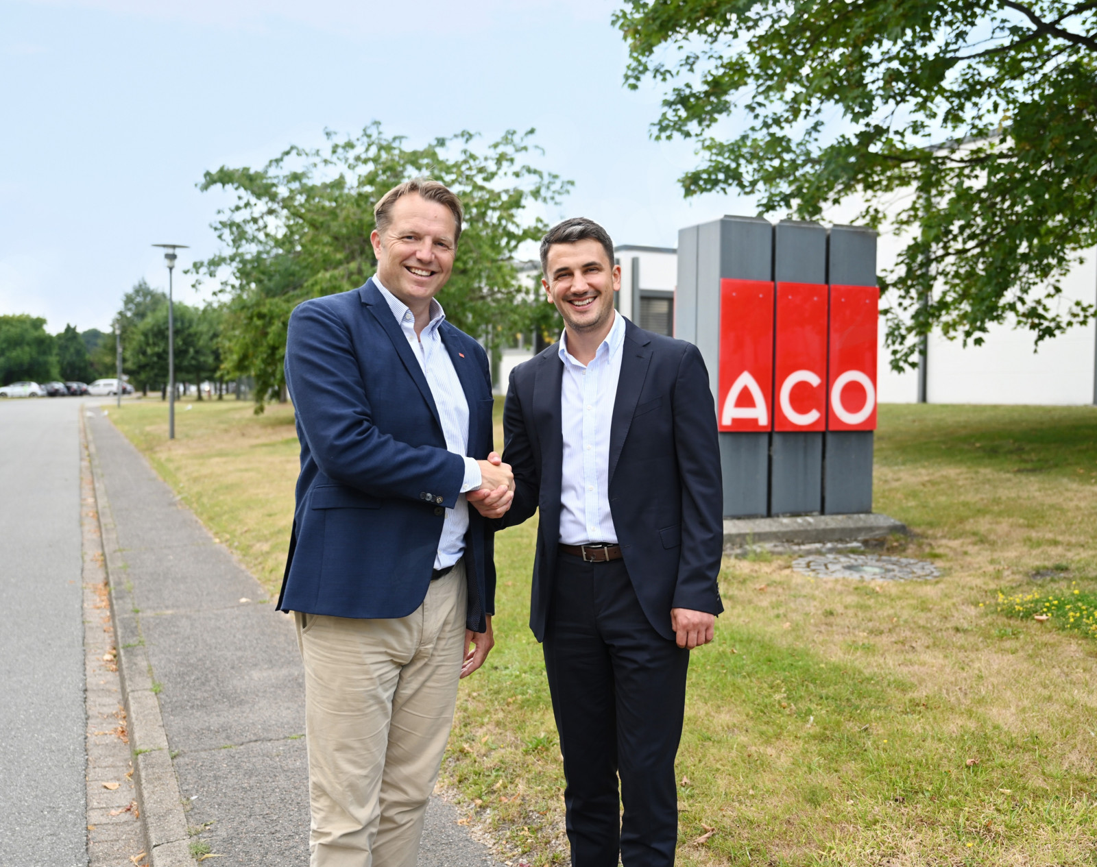 Thomas Bendixen (l.), Sprecher der Geschäftsführung bei Aco, und Alexander Airich (r.), neuer Geschäftsführer der deutschen Aco Tiefbau Vertrieb GmbH ab 1. September 2022.