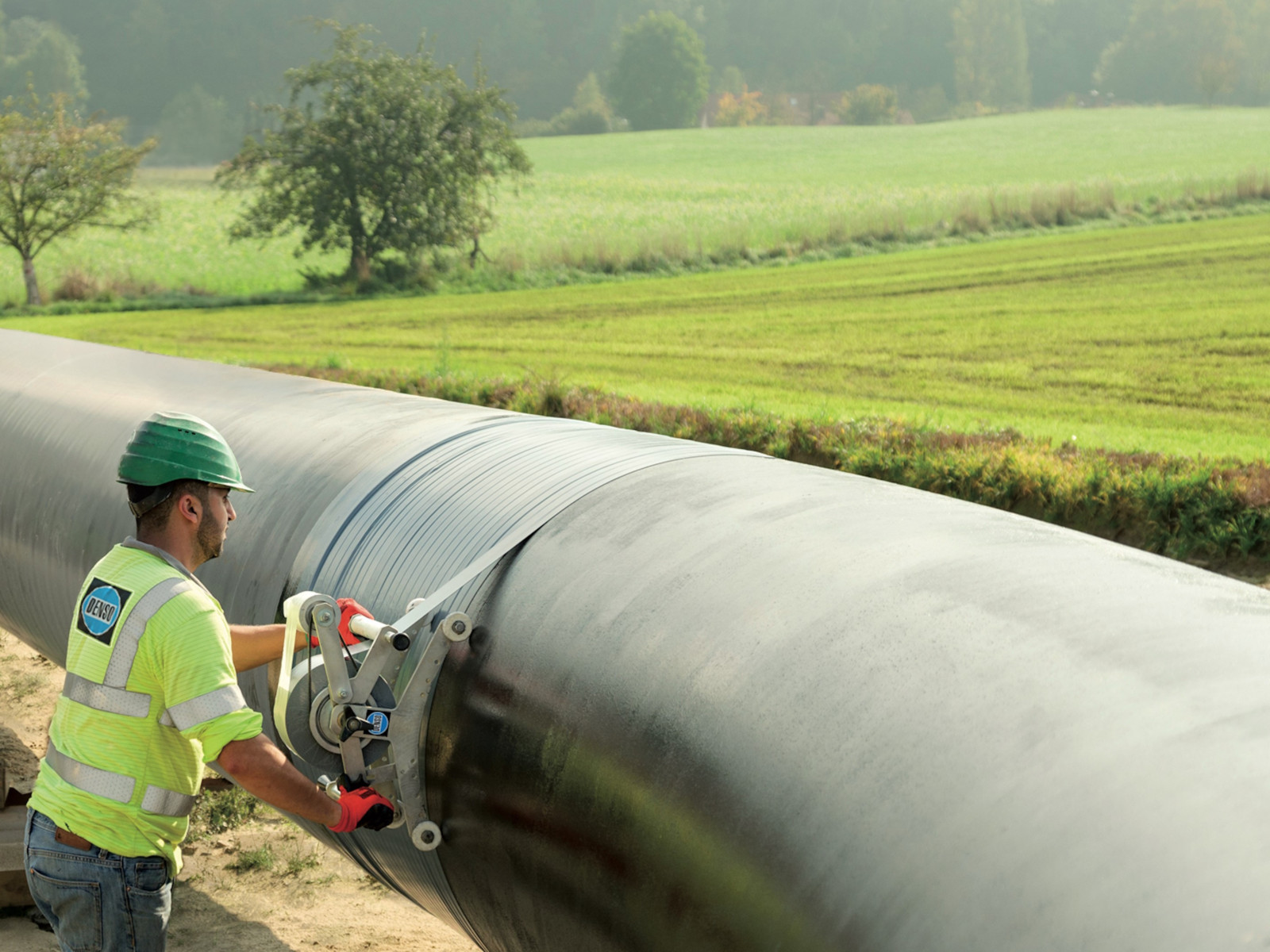 Effiziente Verarbeitung von Densolen-Bändern auch im Pipeline-Bau.