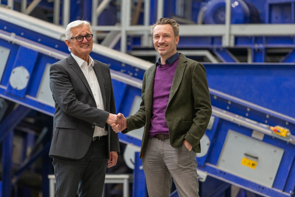Der bisherige Vertriebschef für die Recyclingtechnik von BHS-Sonthofen Alfred Weber (li.) mit Daniel Zeiler, der die Leitung des Geschäftsbereichs übernahm