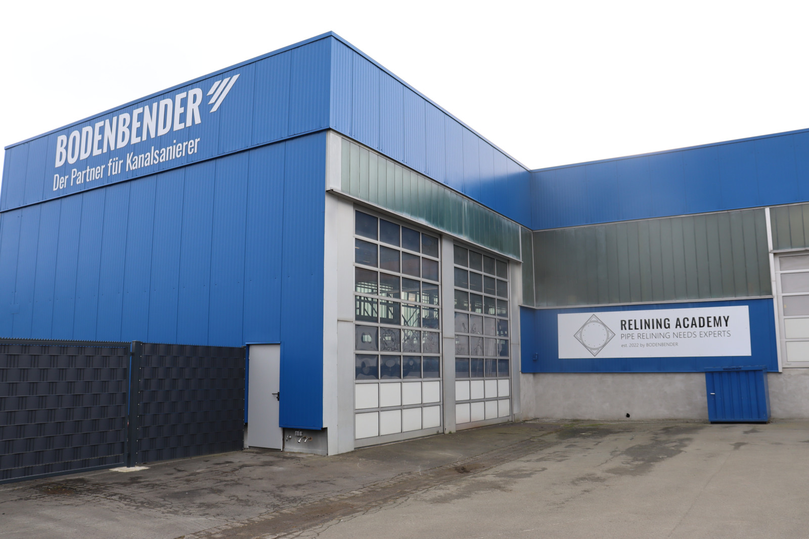 Die Bodenbender GmbH – der führende Anbieter von Arbeitsgeräten und Materialien für eine professionelle grabenlose Kanalsanierung hat seit Herbst 2022 einen neuen Standort bezogen.
