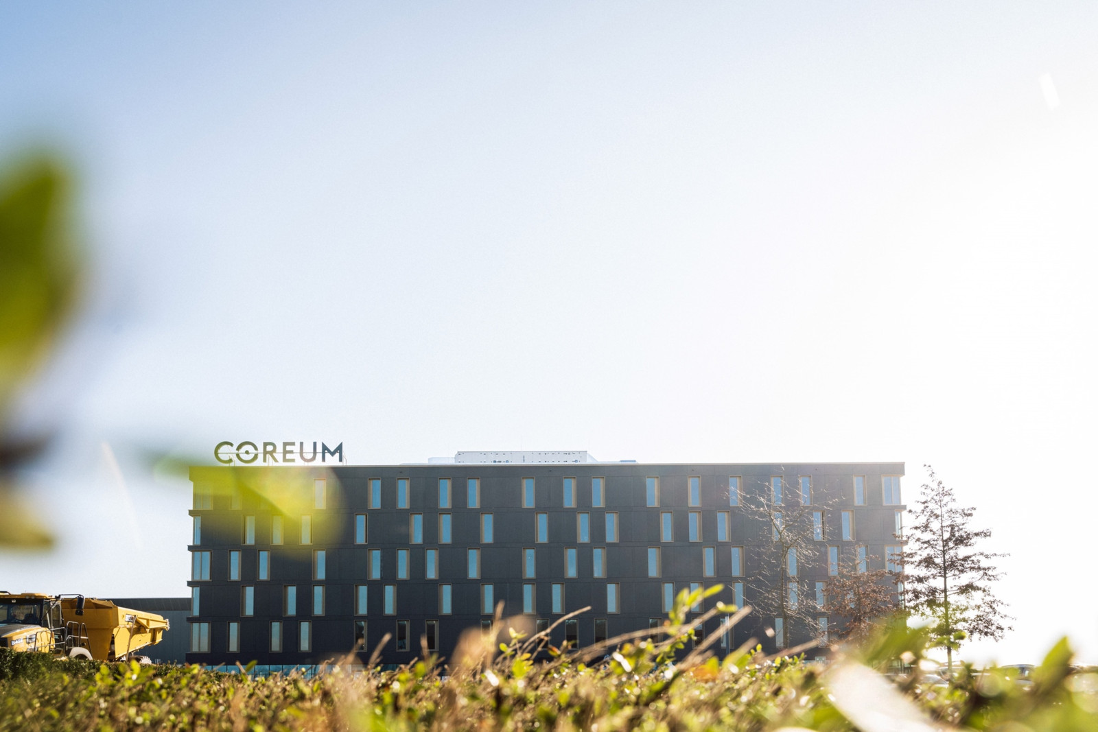 Teilnehmer brauchen keine weiten Wege zu fürchten. Das neu eröffnete Coreum Hotel liegt direkt am Konferenzgelände und lädt am Abend zu einem spannenden Rahmenprogramm ein.