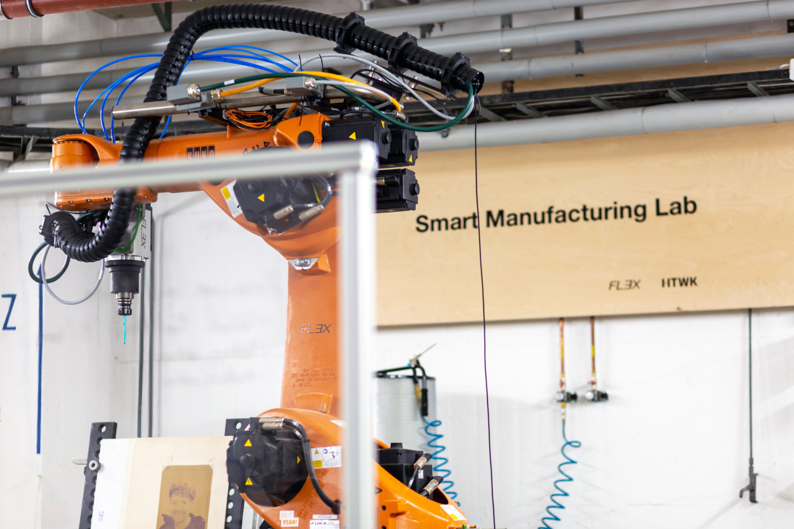 Blick ins Smart Manufacturing Lab der HTWK Leipzig am Standort Gutenbergplatz. 