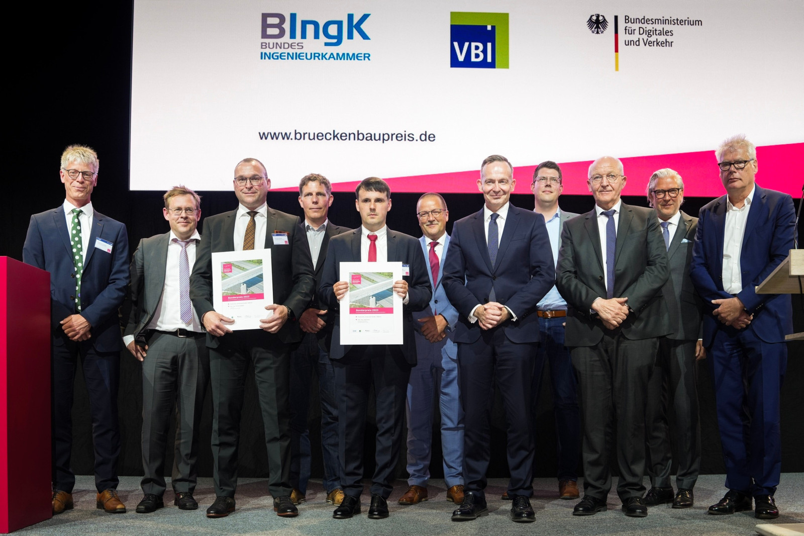 Die Heitkamp Brückenbau GmbH wird im Beisein des Bundesministers Dr. Volker Wissing mit dem erstmalig vergebenen Sonderpreis „Nachhaltigkeit“ für die Pilotbrücke Stokkumer Straße bei Emmerich ausgezeichnet.
