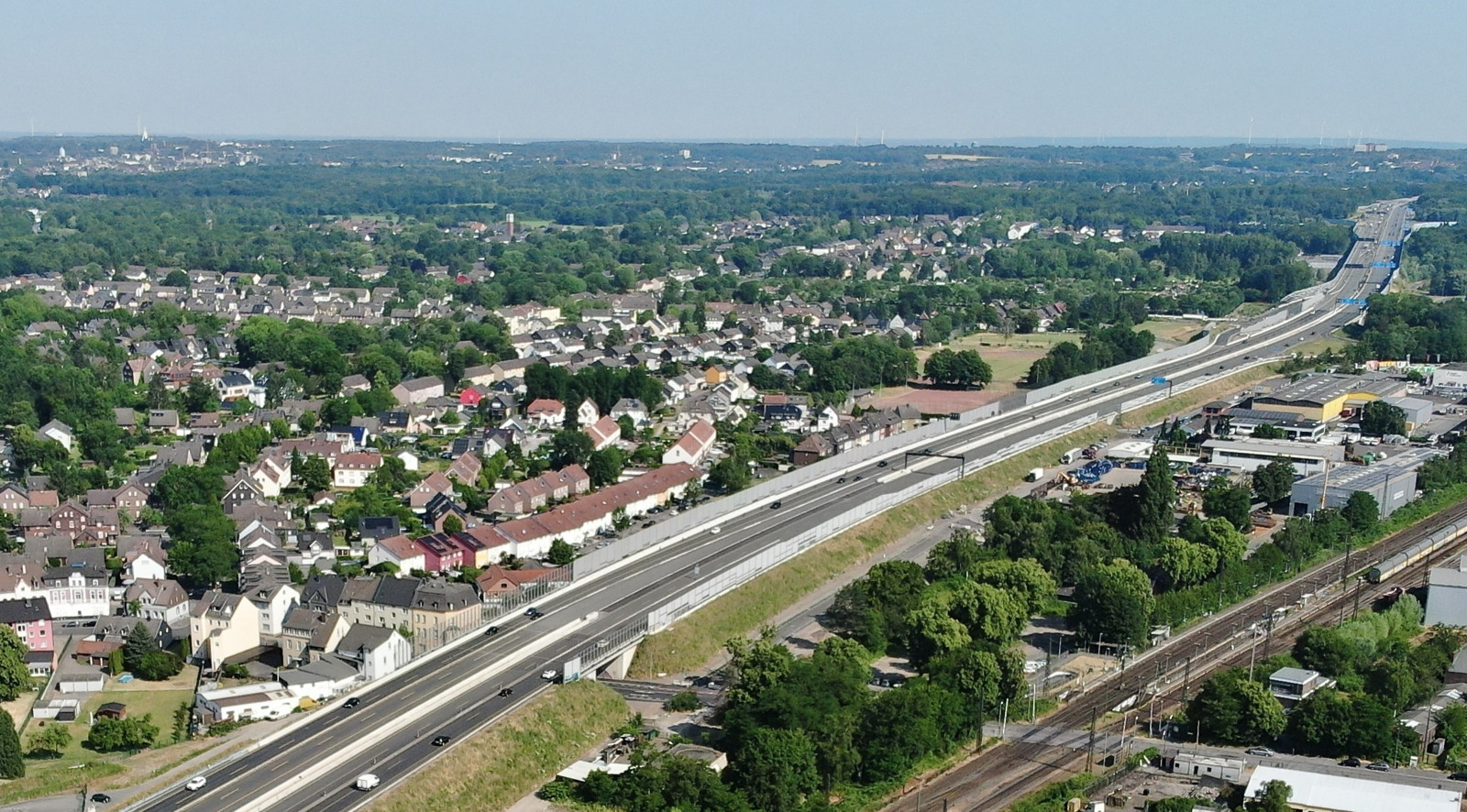 Der fertiggestellte Abschnitt der A 43 im Recklinghäuser Süden mit der Brücke über die Hochlarmarkstraße im Vordergrund