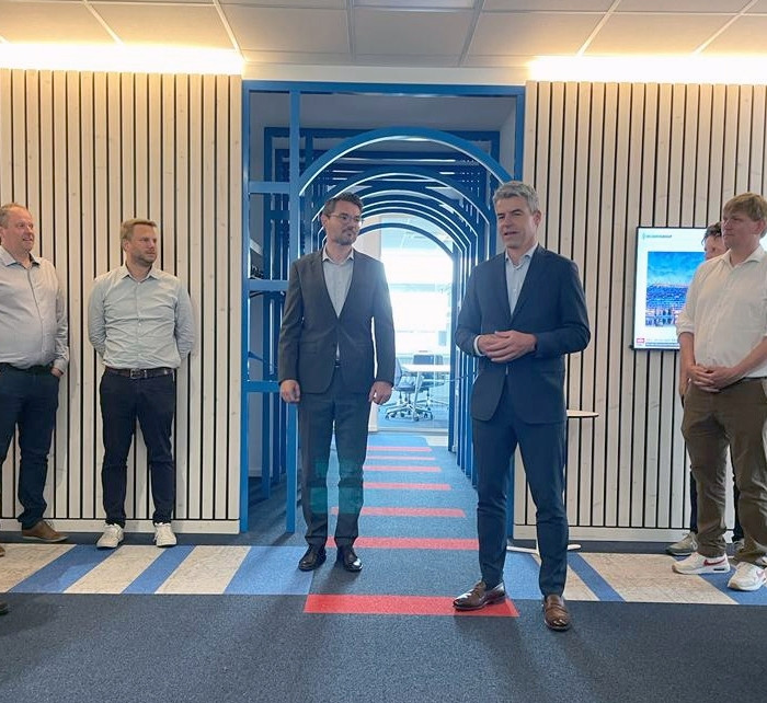 Bei der offiziellen Eröffnung des neuen Standorts in Dortmund: Rudolf Hausladen, CEO Beumer Group (Mitte rechts) und Dr. Jörn Fontius, Managing Director Beumer Maschinenfabrik (Mitte links)