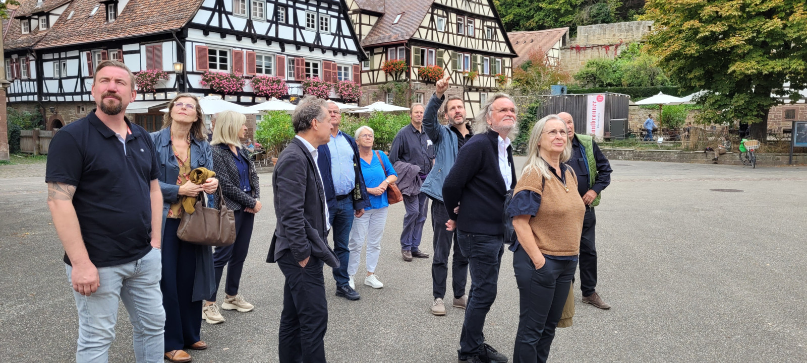Die Teilnehmenden besuchen das Kloster Maulbronn
