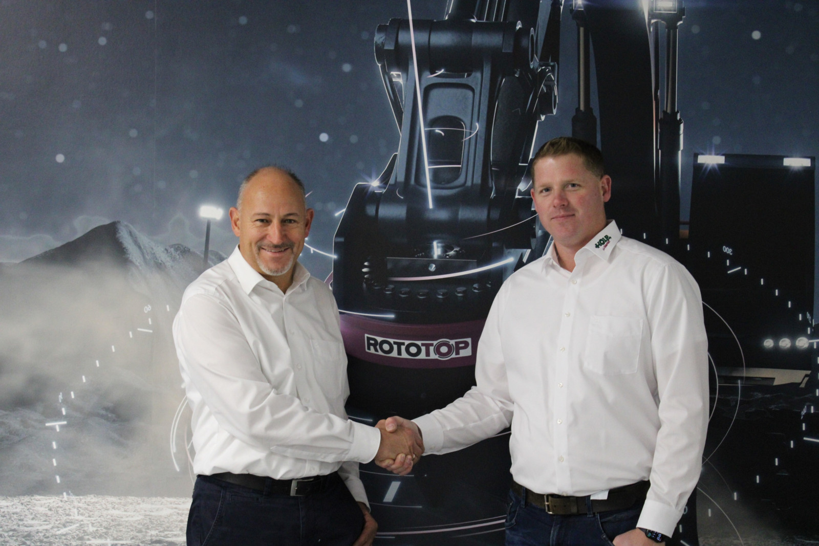 Vertriebsgeschäftsführer Torsten Schick (li.) begrüßt Steffen Hellwig im neuen Firmengebäude.