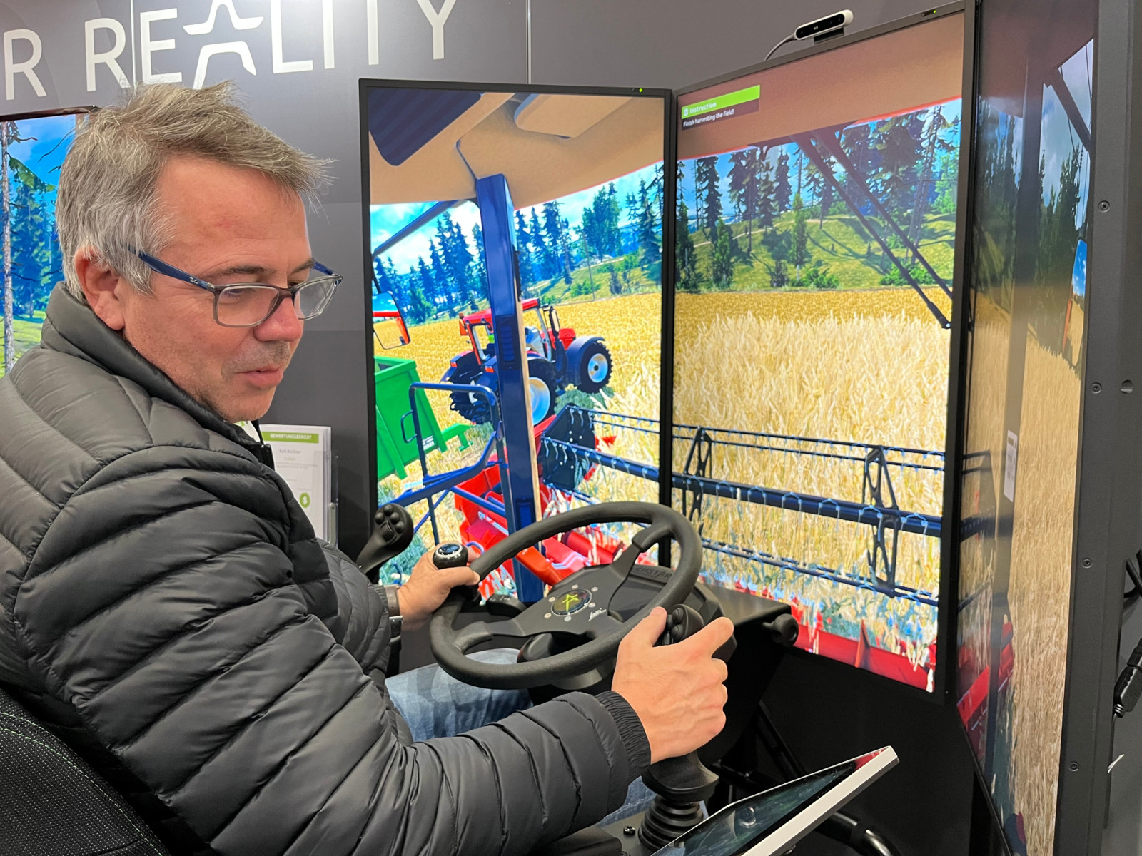 Frank Eberle, Business Owner Automotive bei Schlütersche Fachmedien, testet auf der Agritechnica den Simulator von Tenstar