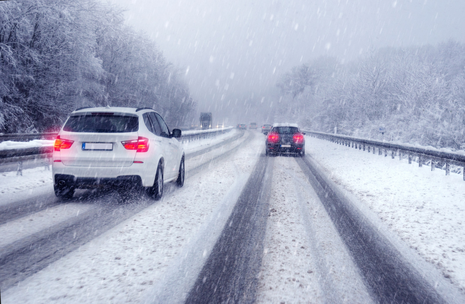 Wer mit seinem Auto sicher durch den Schnee kommen möchte, muss angemessen fahren