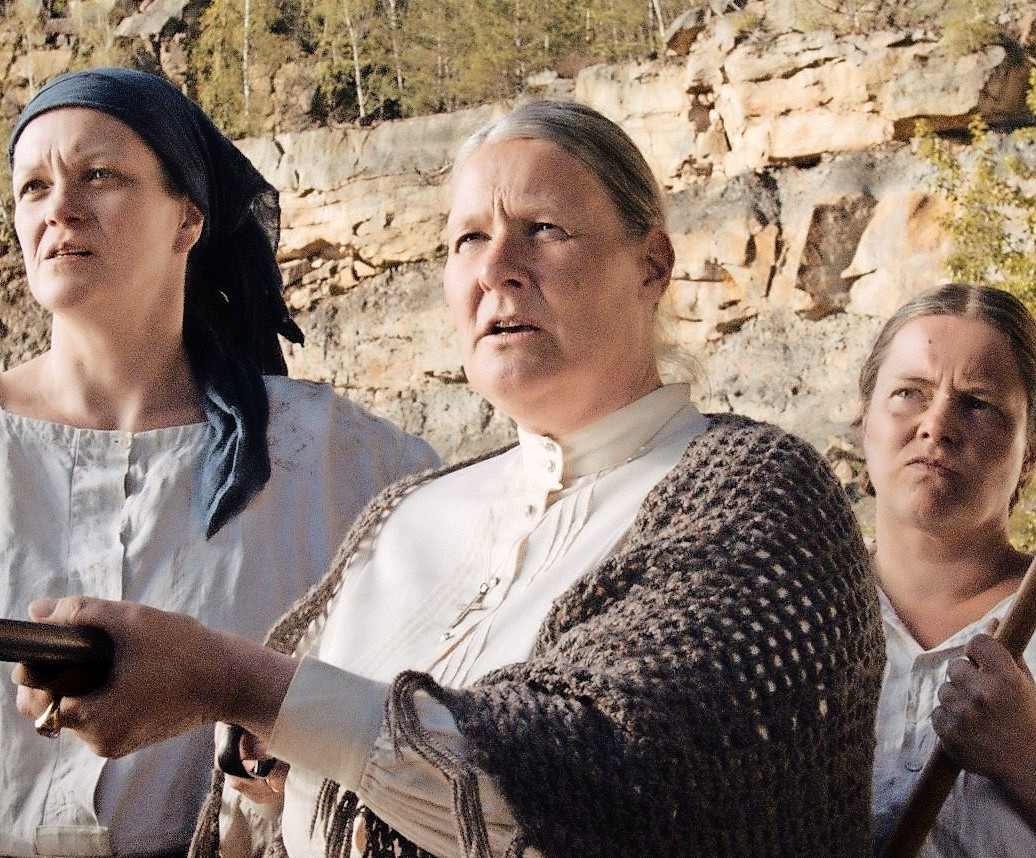Ria Lüring (v.l.), Heike Artmann und Kathrin Henschel in der Rolle der Dorffrauen Jenna, Minna und Drüke